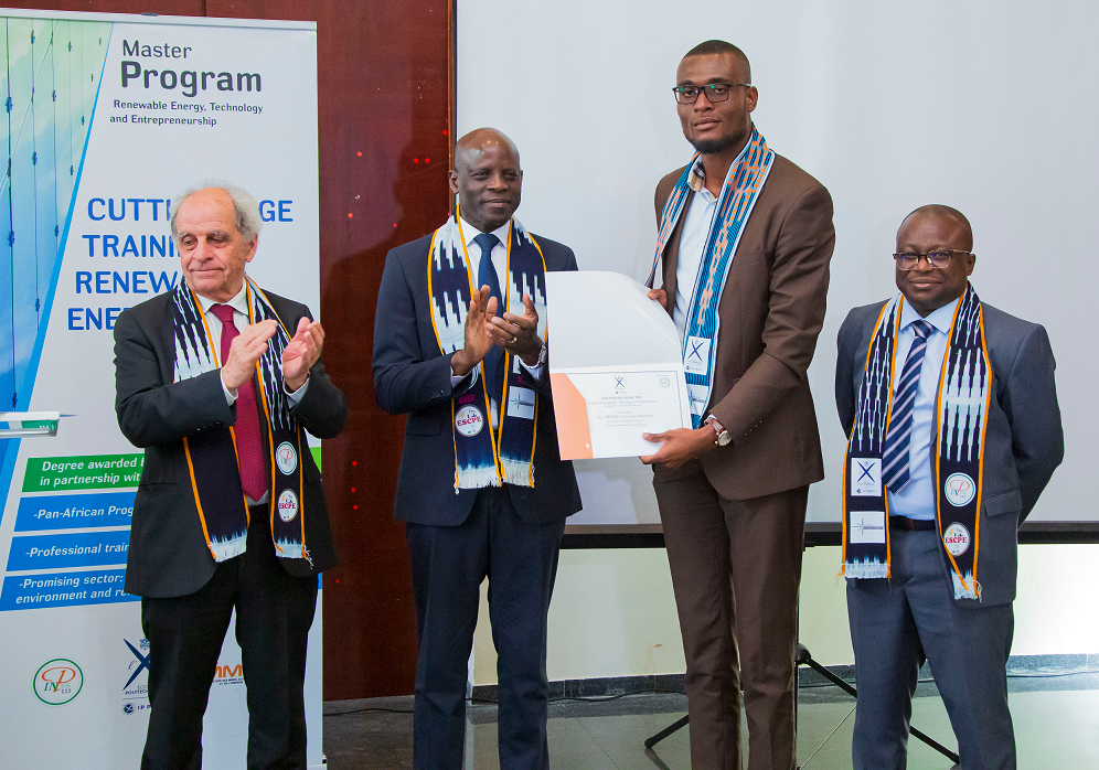 Remise du diplôme du Mastère ETRE au major de la promotion Emmanuel Djeket