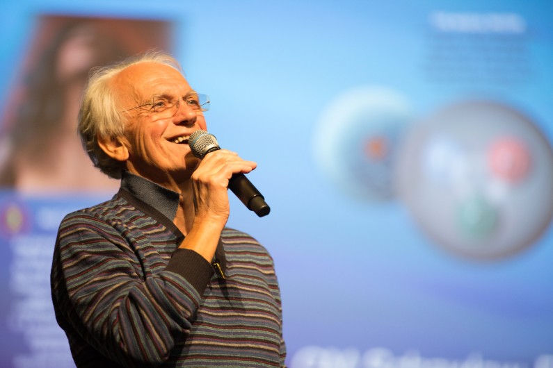 Gérard Mourou partage le Golden Goose Award 2022 pour l’application des lasers à la chirurgie de l’œil.