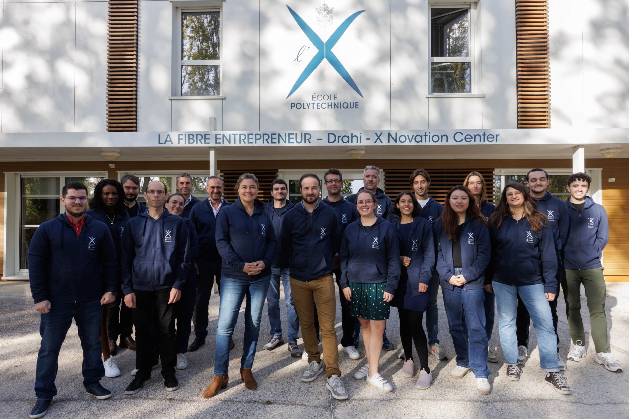 Promo d'incubation X-UP #16 et l'équipe de l'incubateur 