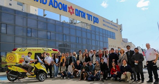 La photo montre les participants au Tech Trip devant l'antenne de Magen David Adom à Jérusalem
