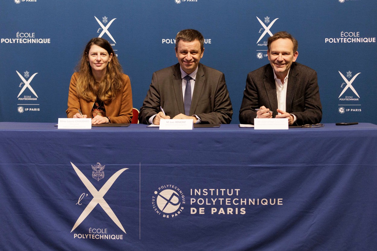 Laura Chaubard, Luc Rémont, et Jean-Paul Cottet assis à une même table portant le logo de l'École polytechnique.