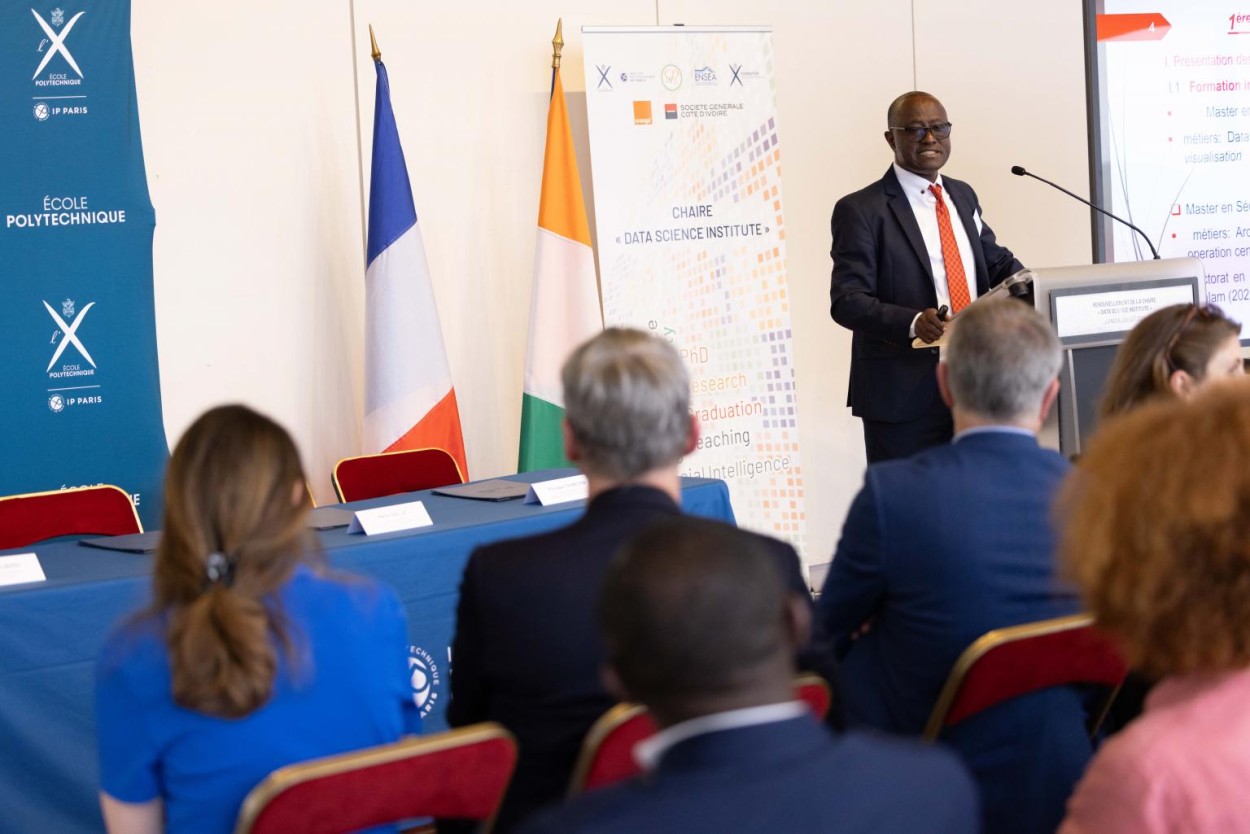 Photographie de Lambert Tanoh parlant depuis un pupitre.