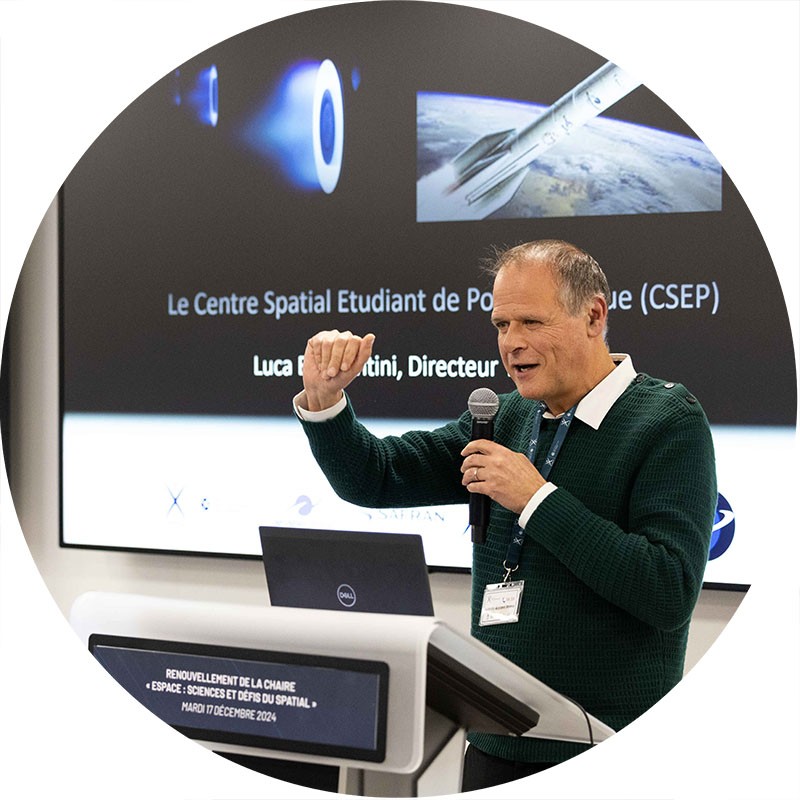 Portrait de Pascal Chabert à un pupitre.