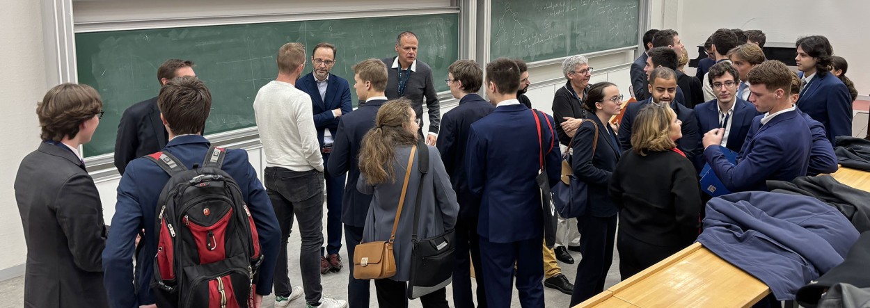 Des élèves rencontrent des intervenant-es dans un amphithéâtre.