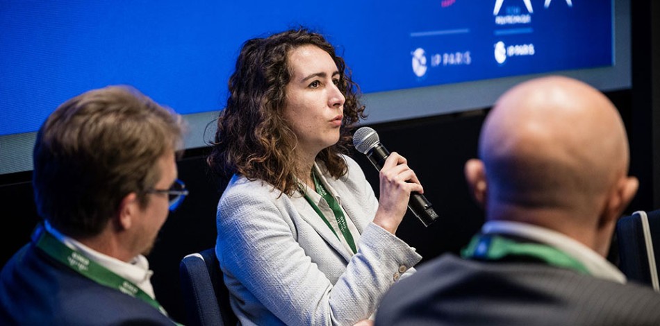 Photographie des quatre personnes intervenant dans la table ronde et de son animatrice.