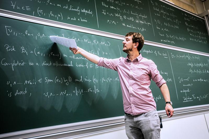 Un enseignant pointe un élément au tableau