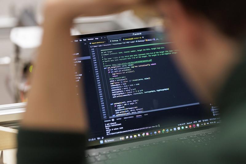Des lignes de code sont affichées à l'écran d'un ordinateur