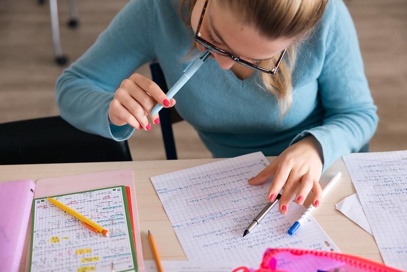 Une personne travaille sur des documents papier
